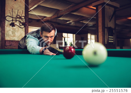 Man playing billiard 25551576