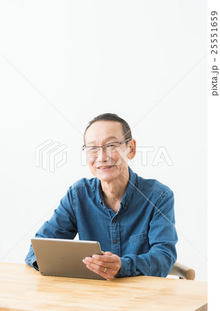 タブレット端末を操作する男性(シニア) タブレット端末を操作する男性(シニア) 25551659