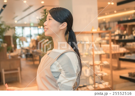 shopping complex 撮影協力:TENOHA DAIKANYAMA shopping complex 撮影協力:TENOHA DAIKANYAMA 25552516
