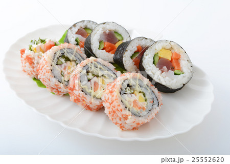 おいしそうなおカリフォルニアロール巻き 25552620