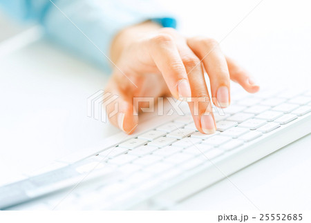 Woman office worker typing on the keyboard Woman office worker typing on the keyboard 25552685