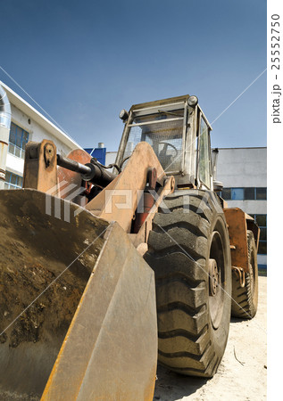 An old dilapidated truck 25552750