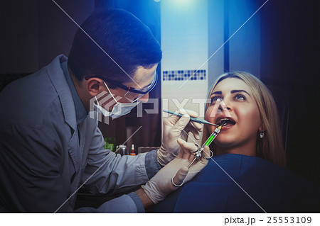Woman seeing a dentist 25553109