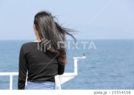 旅する女性 25554558