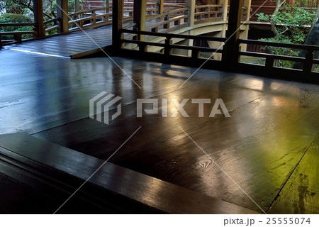 磨かれた床の映り込み 25555074