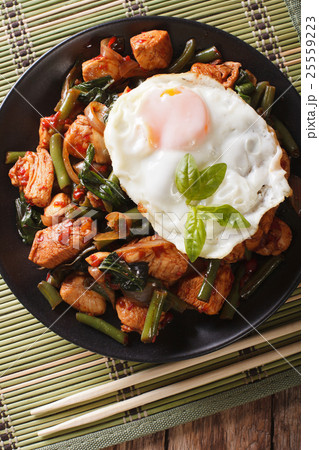 Stir-Fry Chicken with basil, green beans and egg 25559223
