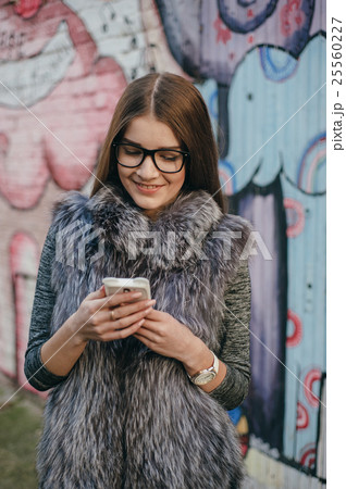 girl with phone 25560227