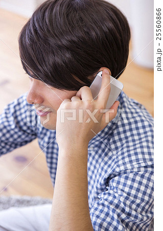 電話する男性 電話する男性 25560866