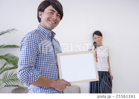 ホワイトボードを持つ男性と女性 25561391