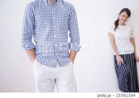 室内で立つ男女 25561394