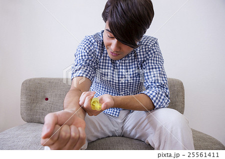 注射を打つ男性 25561411