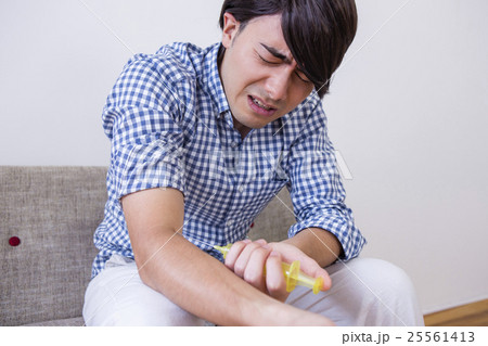 注射を打つ男性 25561413