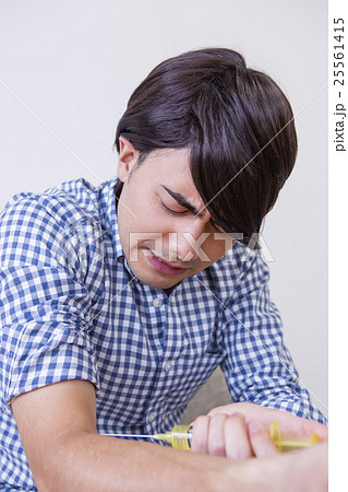 注射を打つ男性 25561415