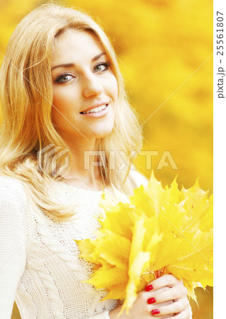Smiling autumn woman Smiling autumn woman 25561807