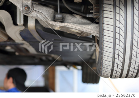 車の足廻りの点検 車の足廻りの点検 25562370