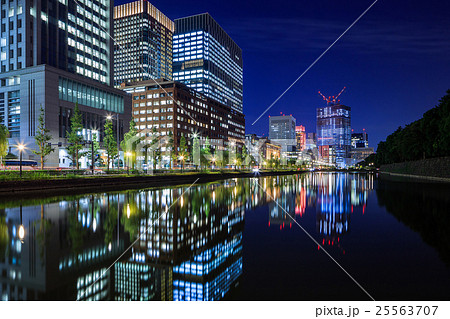 東京　丸の内ビル街の夜景（馬場先濠） 25563707