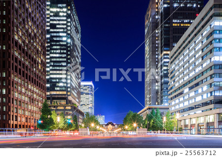 行幸通りからの東京駅周辺の夜景 行幸通りからの東京駅周辺の夜景 25563712