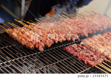 牛タン串の調理風景 25565475