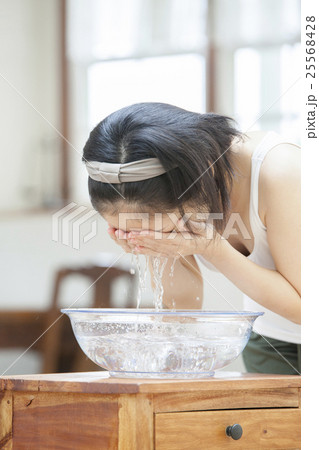洗顔する女性 洗顔する女性 25568428