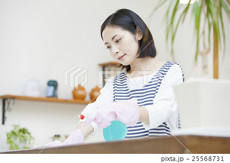 キッチンを掃除する女性 25568731