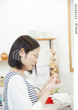 手荒れに悩む主婦 25568794