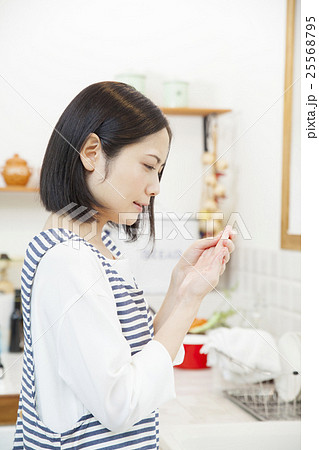 手荒れに悩む主婦 25568795