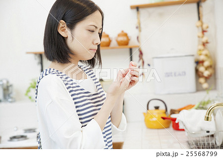 手荒れに悩む主婦 25568799