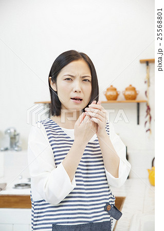 手荒れに悩む主婦 25568801