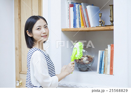 本棚を掃除する主婦 本棚を掃除する主婦 25568829