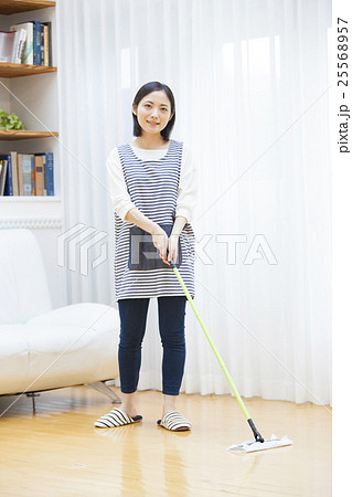 フロアワイパーをかける女性 フロアワイパーをかける女性 25568957
