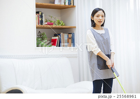 フロアワイパーをかける女性 フロアワイパーをかける女性 25568961