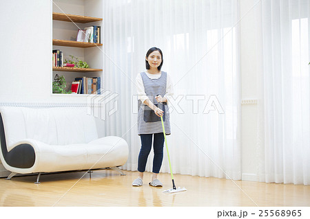 フロアワイパーをかける女性 フロアワイパーをかける女性 25568965
