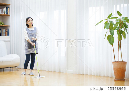 フロアワイパーをかける女性 25568966