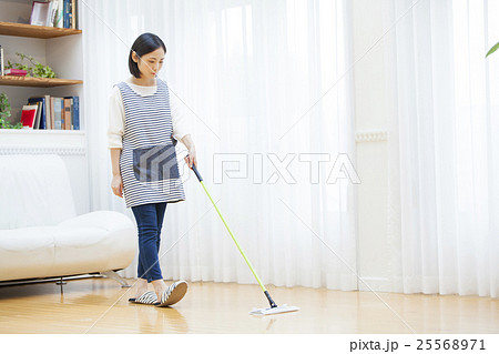 フロアワイパーをかける女性 フロアワイパーをかける女性 25568971