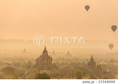 Hot air balloon over plain of Bagan 25568999
