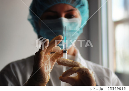 nurse hands holding syringe and ampoule 25569016