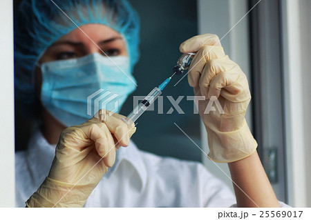 nurse hands holding syringe and ampoule 25569017