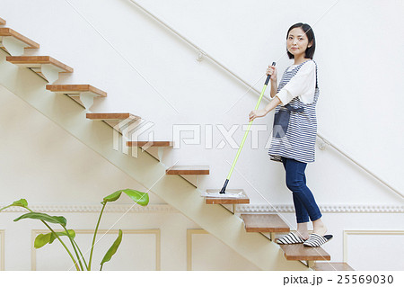 階段でフロアワイパーを使う女性 25569030