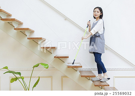 階段でフロアワイパーを使う女性 階段でフロアワイパーを使う女性 25569032