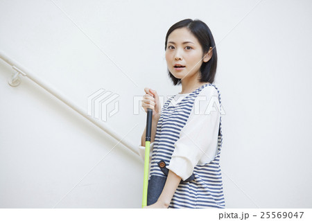 階段でフロアワイパーを使う女性 階段でフロアワイパーを使う女性 25569047