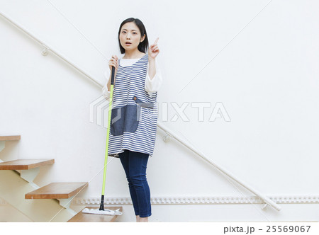 階段でフロアワイパーを使う女性 25569067