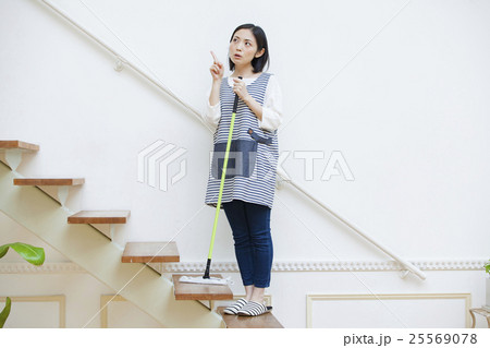 階段でフロアワイパーを使う女性 25569078