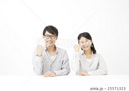 家族 ガッツポーズ 白バック 家族 ガッツポーズ 白バック 25571323
