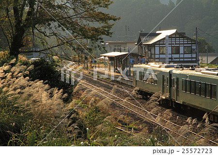 JR飯山線・森宮野原駅 秋の朝 JR飯山線・森宮野原駅 秋の朝 25572723