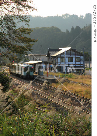 JR飯山線・森宮野原駅 秋の朝 JR飯山線・森宮野原駅 秋の朝 25572725