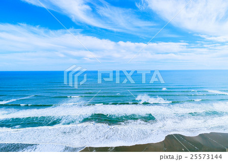 海 波 九十九里浜 木戸浜海水浴場周辺を空撮の写真素材