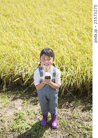 稲田と子供とおにぎり 25573270