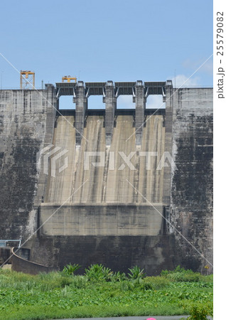 concrete dam on bright day concrete dam on bright day 25579082