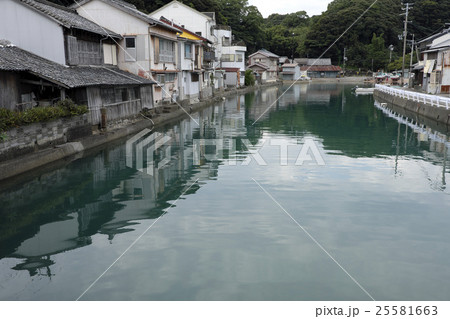 静かな港町の入り江の写真素材