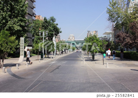 南米チリの首都サンチアゴの山の手、ラスコンデス地区エルゴルフのオフィス街と街灯 南米チリの首都サンチアゴの山の手、ラスコンデス地区エルゴルフのオフィス街と街灯 25582841